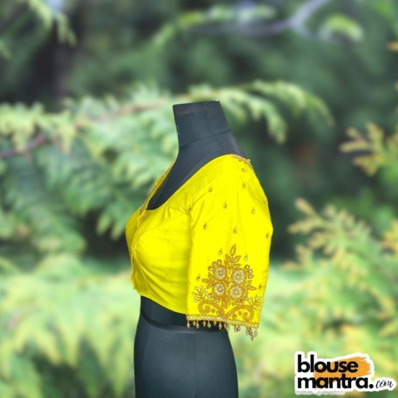 Yellow Circle Flower Ari | Round neck | Latkan Glass Sleeve