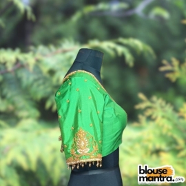  Lite Green Triangle Kolka Ari | Round neck | Latkan Glass Sleeve