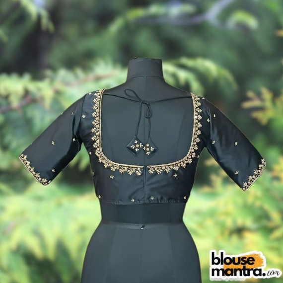 Black Samu | Golden Flower Ari Embroidery Glass Sleeve