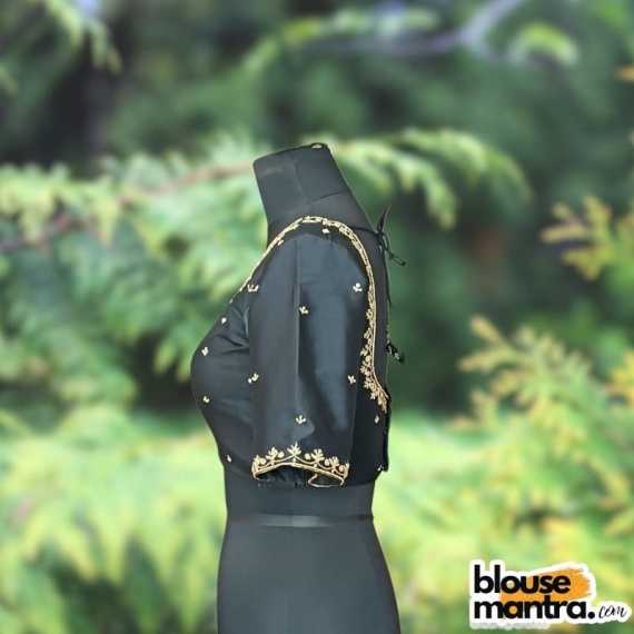 Black Samu | Golden Flower Ari Embroidery Glass Sleeve
